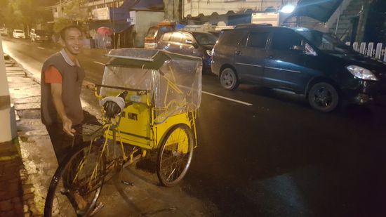 Das ist er mit der Rikscha