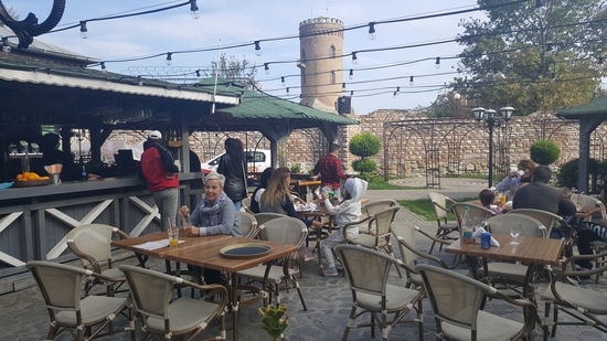 Frisch gepressten O-Saft gibt es hier. Im Hintergrund der Turm