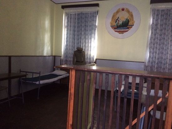 In diesem spärlich eingerichteten Raum verbrachten der Diktator und seine Frau vor dem Verfahren 4 Tage und 3 Nächte--das Foto haben wir heimlich gemacht