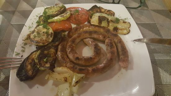 Ich esse etwas rumänisches: hausgemachte Bratwurst mit gegrilltem Gemüse--dazu gibt es ein wohlverdientes "Staropramen"
