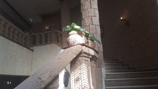 Die Treppe nach oben zum Restaurant und zu den Zimmern