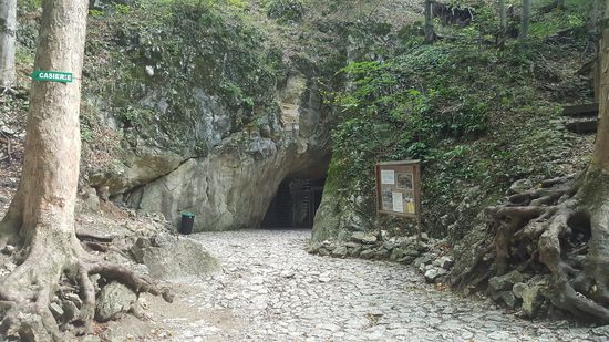 Der Eingang der Höhle--Eintritt beträgt 12 Lei