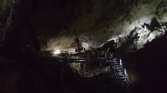 Mit uns ist eine ganze Horde rumänischer Besucher. Ein Guide geht mit uns, der alles auf rumänisch erklärt und dann nur für uns beide noch mal auf Englisch