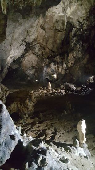 Der Guide erklärt uns den Unterschied von Stallaktiten und Stalakmiten