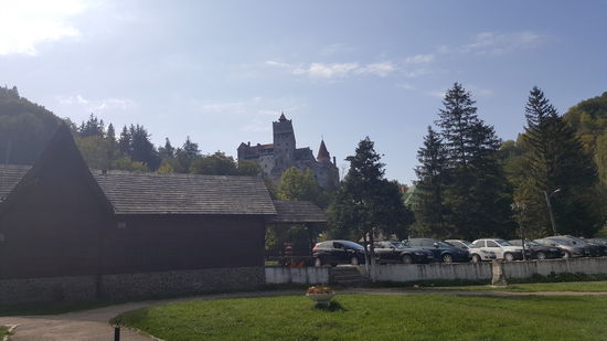 Blick von unserem Parkplatz auf das Schloß--Parkplätze bekommt man hier immer ziemlich gut--hier kostet die Stunde allerdings 4 Lei (1 Euro)