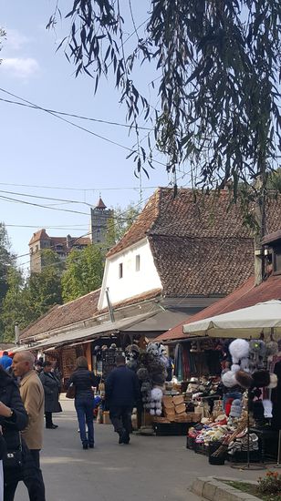 Auf dem Platz vor dem Schloß herrscht reges Treiben. Hier findet ein Markt statt. Es gibt viele Stände