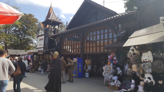 Außen laufen ein paar Animateure rum, die Leute anwerben