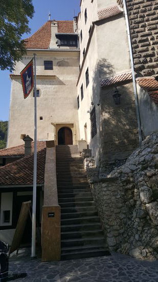 Ziemlich schnell sind wir durch und gehen wieder nach unten in den Ort