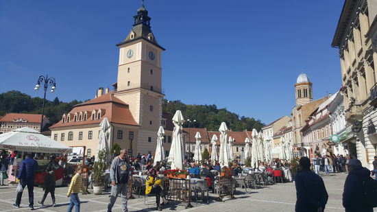 Der belebte Parkplatz von Brasow