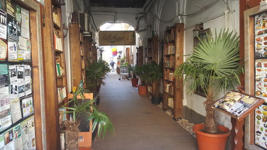 Es gibt viele nette Restaurants --hier ein Bibliothek-Restaurant