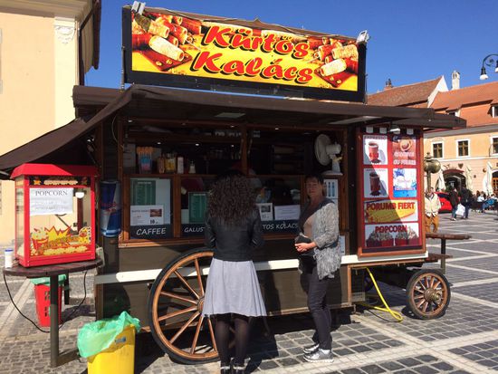 Gibt es in verschiedenen Geschmacksrichtungen: Schoko, Kokos, Caramel, Rum und Nuß--Wir nehmen Caramel