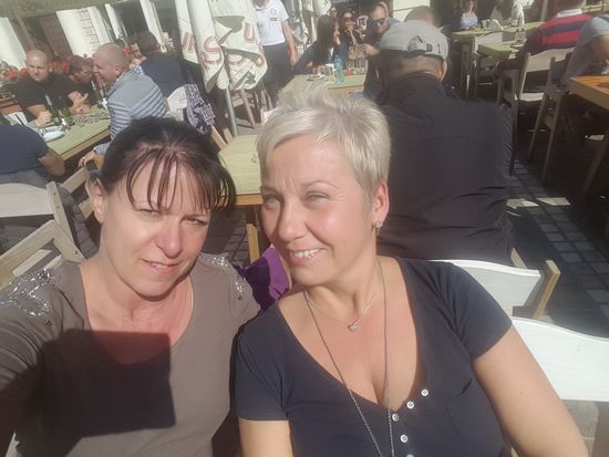 Wir sitzen hier viele Stunden draußen in der Sonne ....