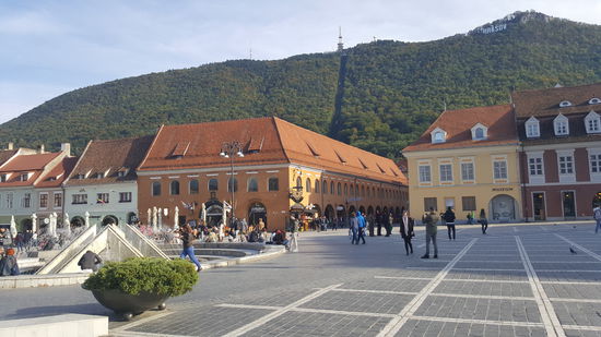 ...und schauen dem Treiben auf dem Marktplatz zu...oben auf den Berg steht immer der Name der Stadt...