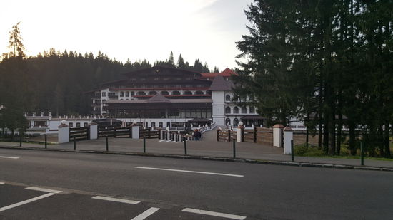 Ein megagroßer Hotelkomplex unten im Ort...