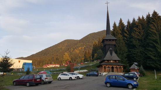 Eine schöne Holzkirche in "Poina Brasow"--dahinter der Berg 
Poina Brasoe ist ein Skiort und liegt schon über 1000m hoch--der Berg dahinter knapp 1800m
