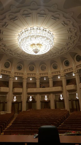 Prunkvolle Räume, die alle kaum genutzt werden.Hier mit einem tonnenschweren Kristallüster..
Unser Guide erklärt uns, dass man sie mieten kann--so ab 5000 Euro