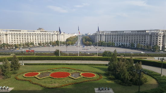 Der Blick von der Terrasse auf die Boulevard Unirii