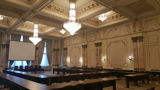 Unzählige Konferenzsäle...