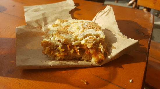 An einem Bäckerei mit Außenverkauf holen wir uns leckre Teigrollen mit weißem Käse gefüllt und einen süßen Kuchen--auch sehr lecker!
Das Essen hier ist wirklich sehr gut!