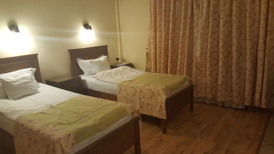 Hübsche Zimmer, die Bettdecken passend zu den Vorhängen