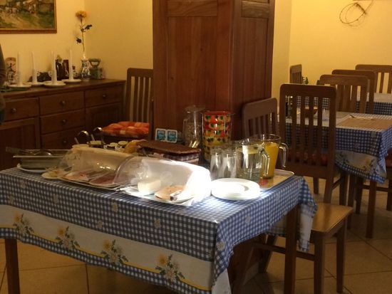 Es gibt ein kleines Buffet mit frisch zubereiteten Eiern nach Wunsch