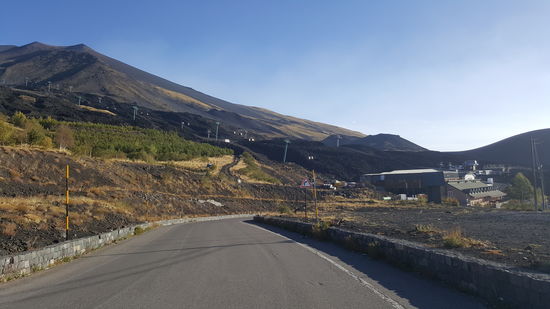 Auf gehts zum Ätna...wir fahren mit dem Auto zur Kabinenbahn die auf etwa 1900m Höhe liegt...