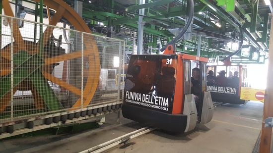 Die Kabinenbahn bringt uns auf 2500m