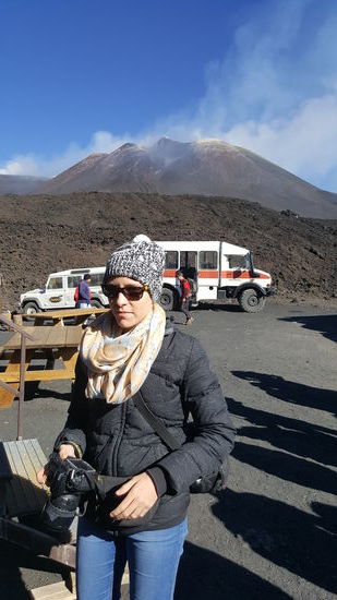 Diesmal sind wir so schlau und setzen Sonnenbrillen zum Schutz gegen Staub und Asche auf