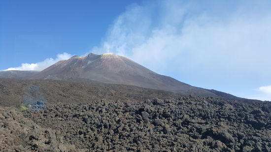 Hier erwartet uns ein Guide, der uns um einige Krater herumführt