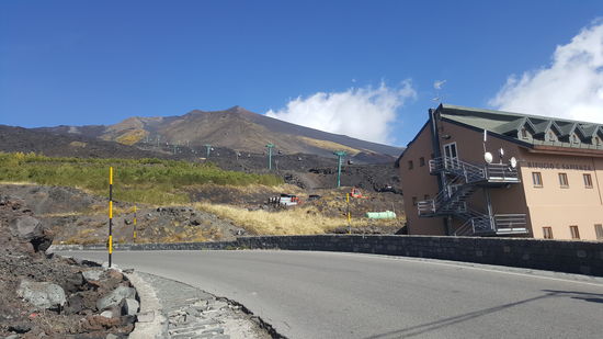 Hier sieht man die Kabinenbahn und eines der großen Hotels vor dem Ätna
