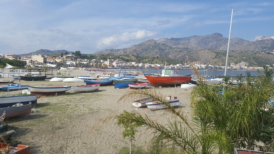 Hier werden Bootsausflüge zu verschiedenen Grotten angeboten