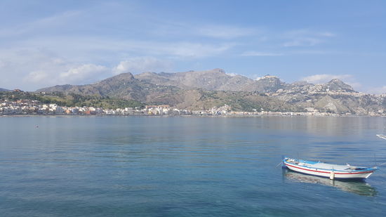 Dort hinten auf den Bergen liegt Taormina--dort geht nun hin