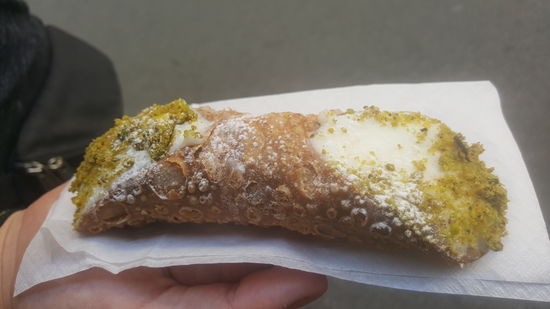 Thalia muss unbedngt ein "Cannolo" probieren--kostet 3 Euro und ist megasüß