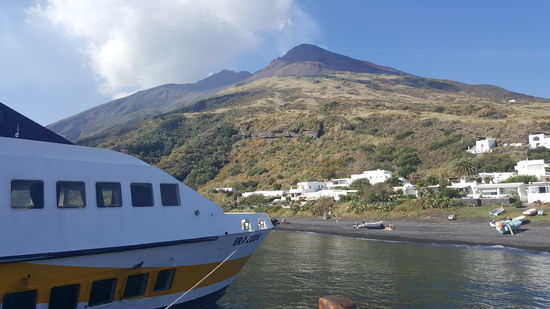 Wir sind da!! Schwarzer Sandstrand und hinten der Stromboli...!
Der Stromboli ist "nur" 926m hoch. Vom Meeresgrund allerdings etwa 3000m.