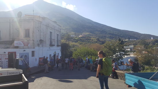 Um 15 Uhr sind wir am Treffpunkt. Natürlich starten wir erst 15.45 Uhr.
Im Preis inklusive sind auch Schutzhelme.
Es sind viele Gruppen die  auf den Vulkan wollen..