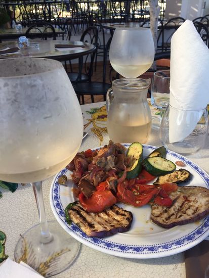 Antipasti und Hauswein..