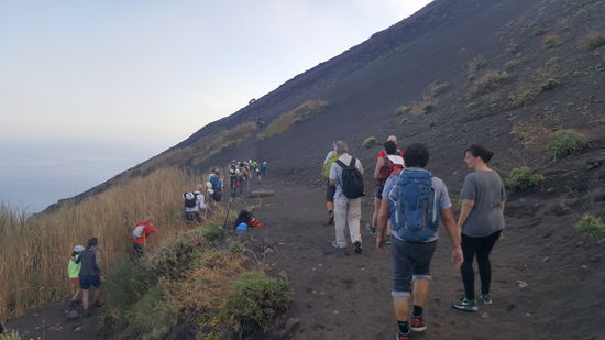 Unsere Gruppe bestand aus Italienern und Franzosen. Insgesamt ca 16 Leute.
Es ist warm und mein Vordermann schwitzt und tropft ...seine Schweißtropfen kennzeichnen den Weg...