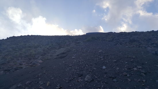 Eine Menschenkette Richtung Gipfel...