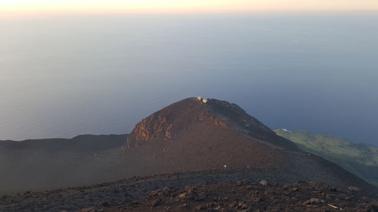Das sind wohl Messstationen...den schmalen Weg müssen wir noch entlanglaufen...