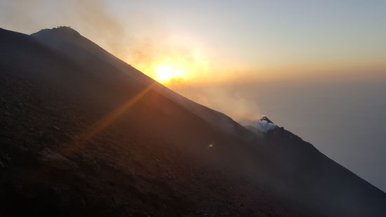 Hier hören wir schon das Getöse des Vulkans und sehen die Schwefelwolken