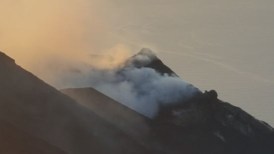 Der Gestank wird intensiver..wir binden uns Tücher vor Mund und Nase. Alle sind am Husten...