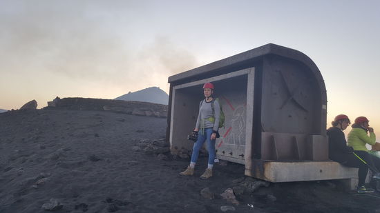 Bei den Schutzunterkünften müssen wir die Helme aufsetzen und uns dick anziehen. Es ist windig und kalt...