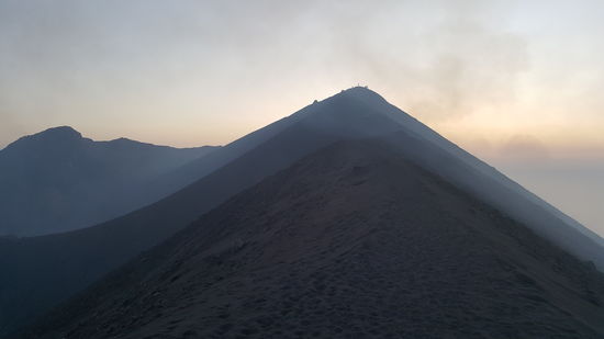Weiter geht's den schmalen Weg zum höchsten Punkt...
