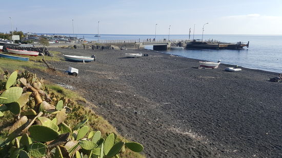 Der Strand ist schwarz--Vulkansand, eben