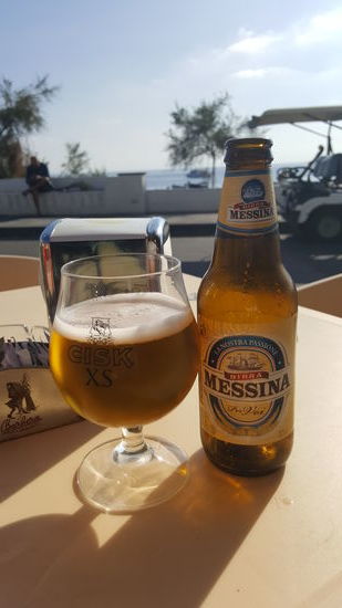 Wir setzen uns in ein kleines Cafe und genehmigen uns ein Bierchen. Ist zwar noch nicht Mittag--aber erfährt ja keiner....