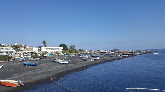 Da liegen auch ein paar Leute am schwarzen Strand...