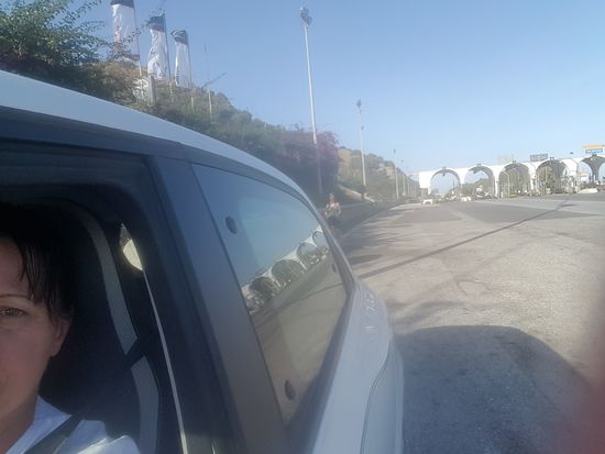 Thalia läuft zurück und holt ein Ticket....