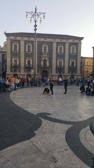 Die Stadt ist voller Menschen...hier auf dem Platz gibt es Break-Dance Vorführungen...