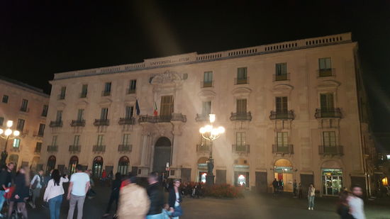 Universität mitten in der Stadt auf dem Marktplatz..das hat was...