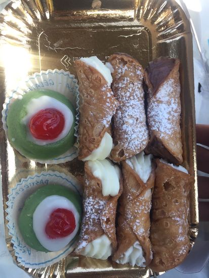 Unterwegs kaufen wir für Thalia noch was zum naschen...